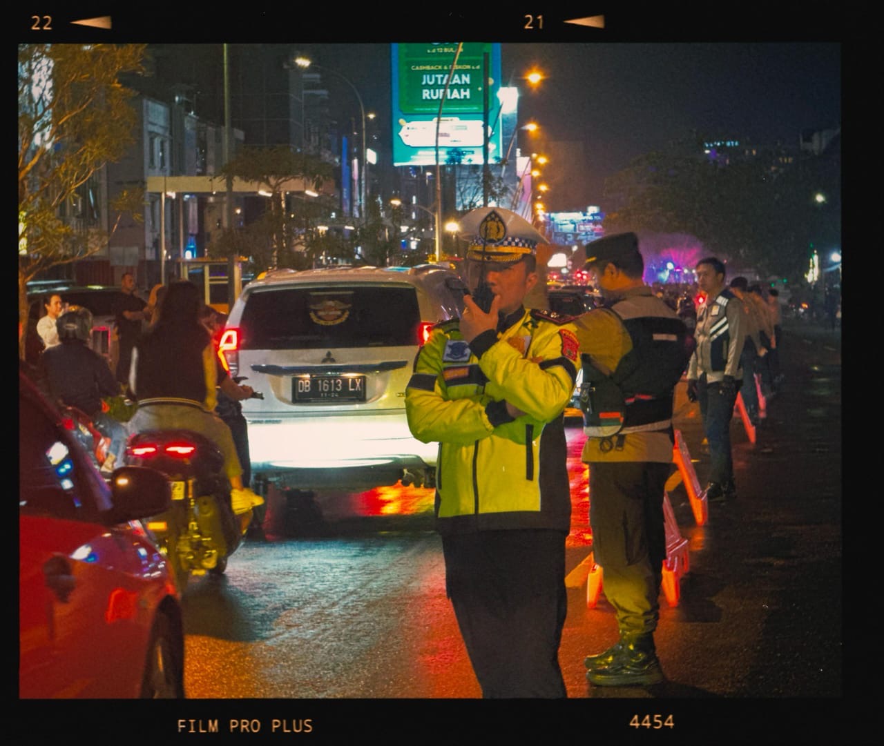 Kasatlantas Polresta Manado Kompol Andrew Kilapong saat turun mengatur lalulintas di malam Takbiran Kota Manado