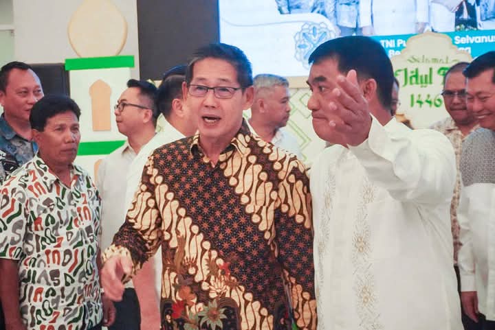 Suasana hangat penuh keakraban tercipta saat Gubernur Sulut Mayjen TNI (Purn) Yulius Selvanus menyambut kedatangan Wali Kota Bitung Hengky Honandar.(Dok Istimewa)