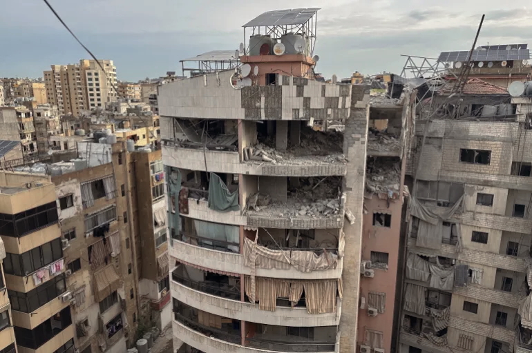Sebuah bangunan rusak di Beirut, Lebanon [Wael Hamzeh/EPA-EFE]