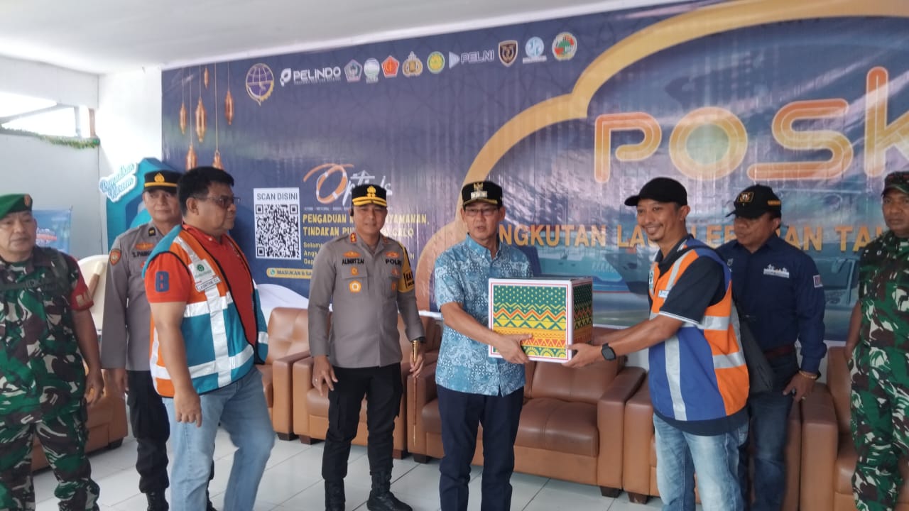 Selain melakukan peninjauan, Forkopimda Kota Bitung memberikan bingkisan sebagai bentuk dukungan kepada petugas.(Dok Istimewa)