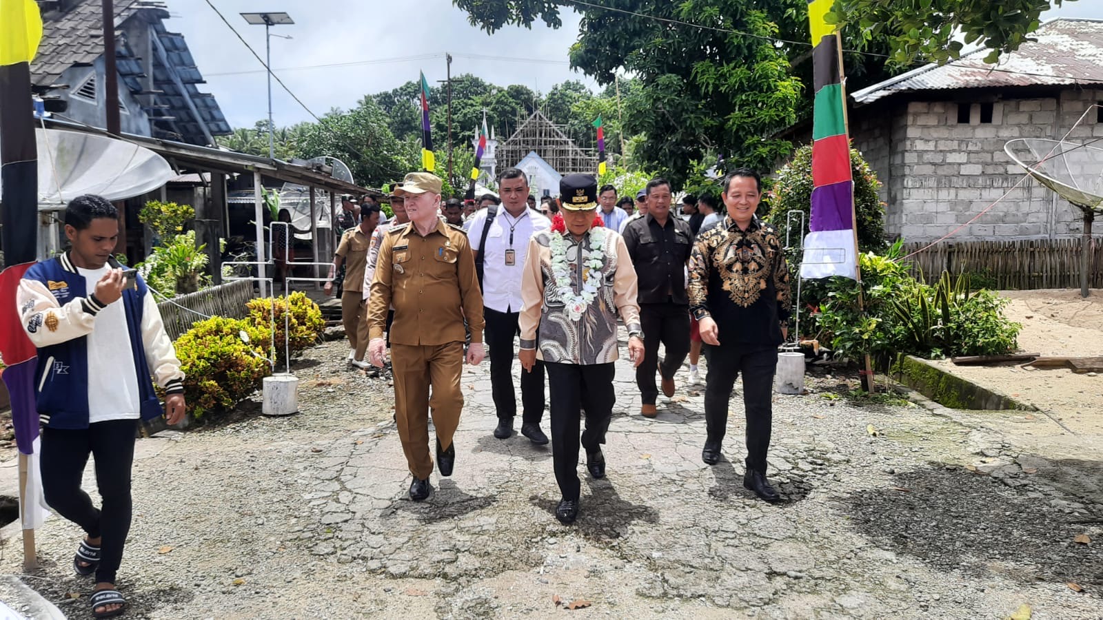Sekkab Kepulauan Talaud Yohanis Kamagi dan Camat Essang Nelmar Tumbal Saat mendampingi Wagub Sulut Johannes Victor Mailangkay di Kecamatan Essang.