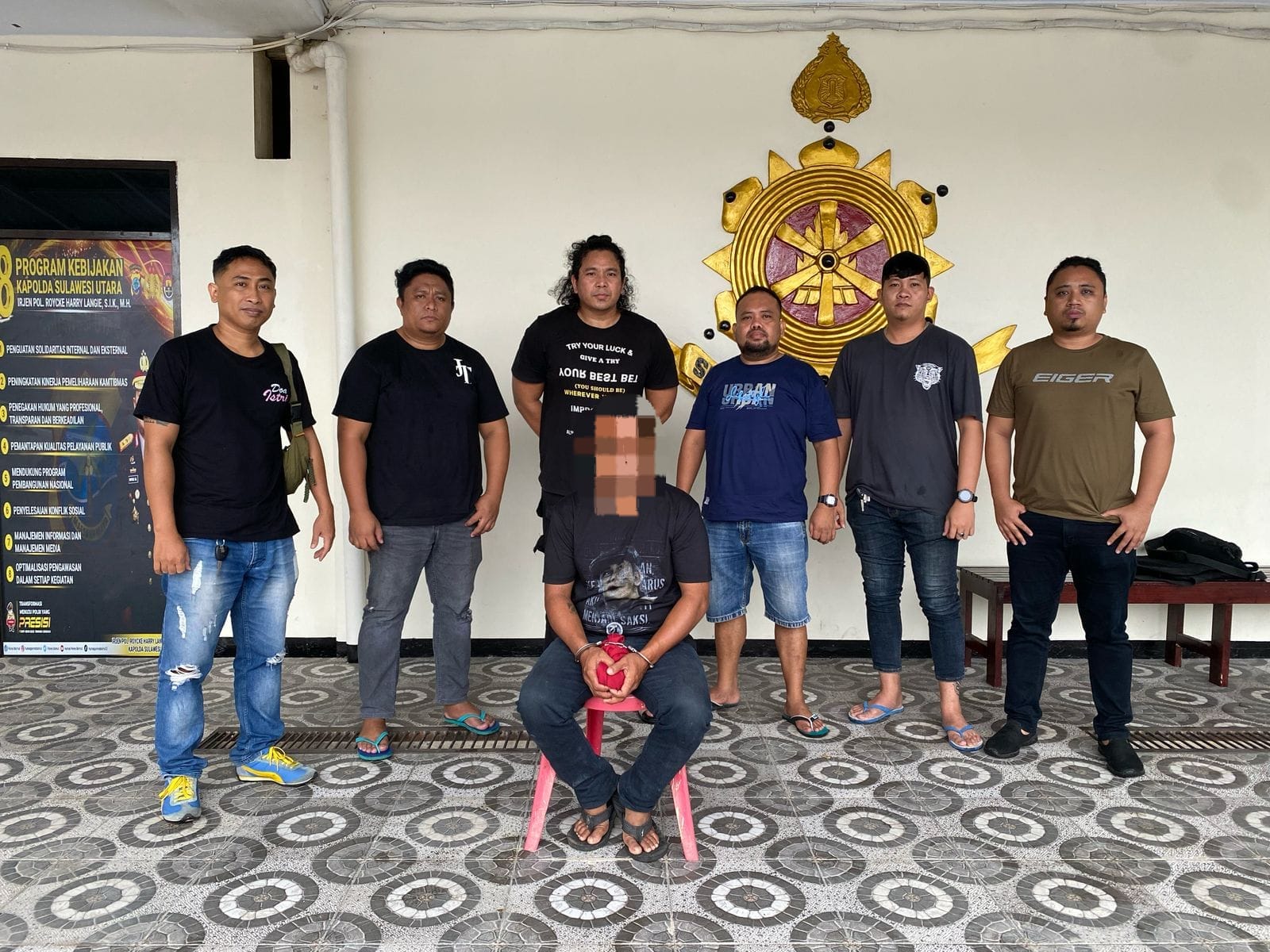 Pelaku penganiayaan yang sempat buron, berhasil ditangkap Tim Tarsius kemudian diamankan di Mapolres Bitung.(Dok Istimewa)