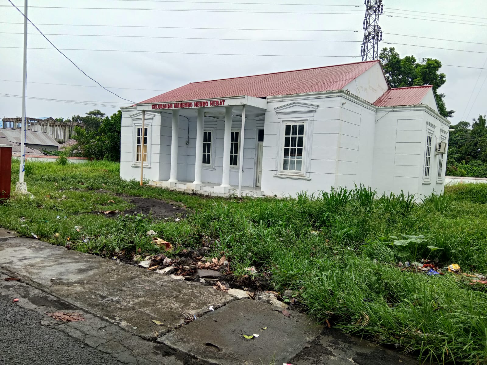 Tampak kondisi halaman Kantor Lurah Manembo-nembo.(Franky Sumaraw)