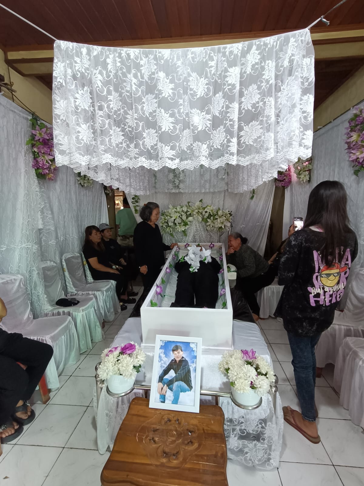 RIP: Suasana di Rumah Duka alm Jessy Kalangi alias Jeskul di Desa Wolaang, Kecamatan Langowan Timur, Senin (8/4/2025).