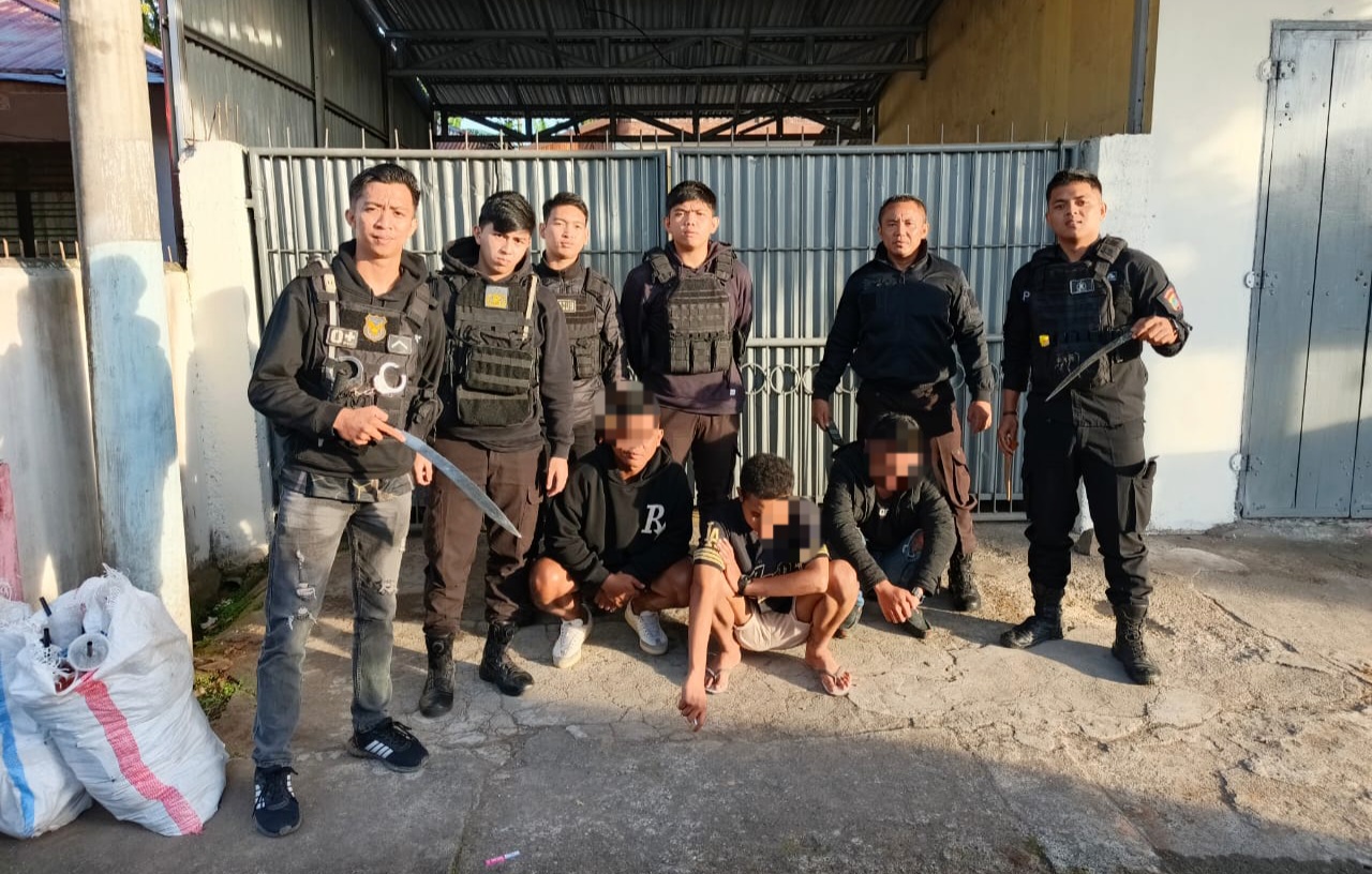 AMANKAN: Polisi saat mengamankan ketiga pemuda yang kedapatan bawa sajam, Selasa (8/4/2025).