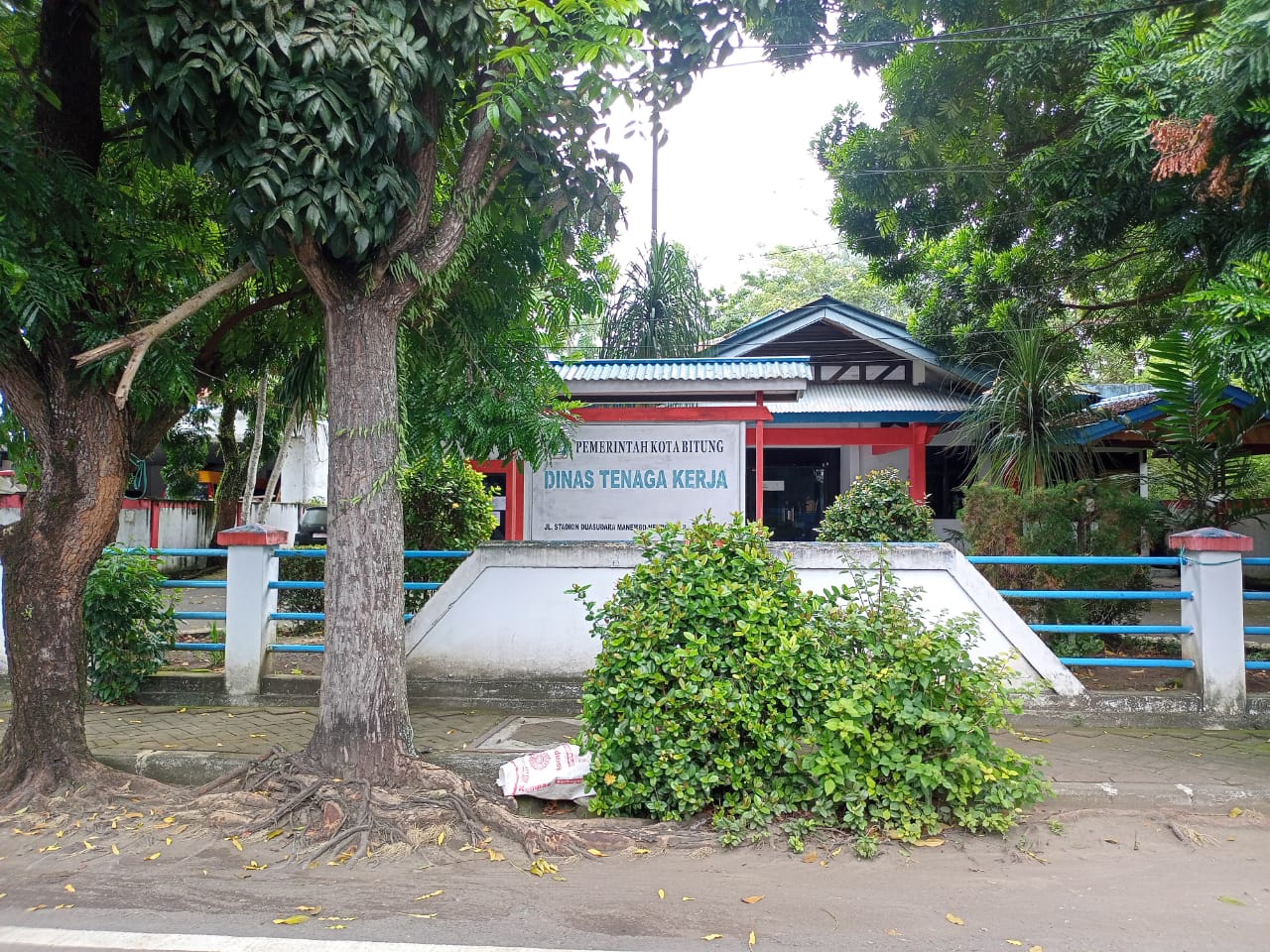 Kantor Dinas Tenaga Kerja Kota Bitung.(Franky Sumaraw/MP)