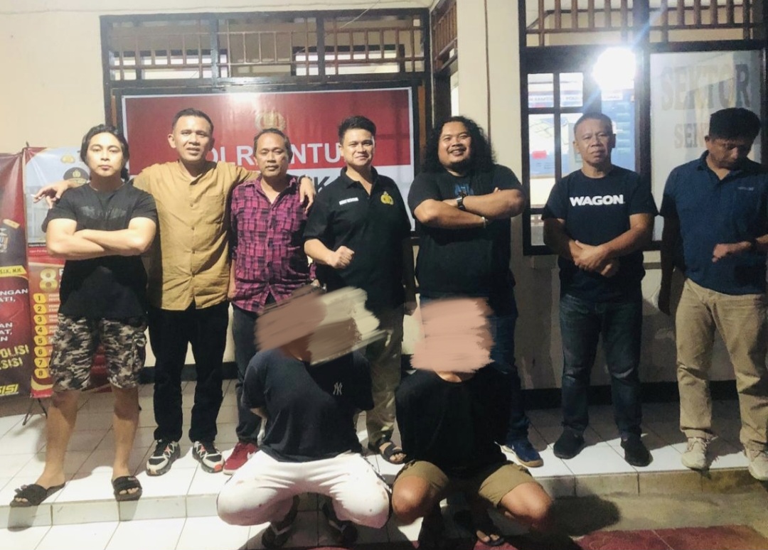 DIAMANKAN: Kedua pelaku saat diamankan Resmob Minahasa, Minggu (6/4/2025).