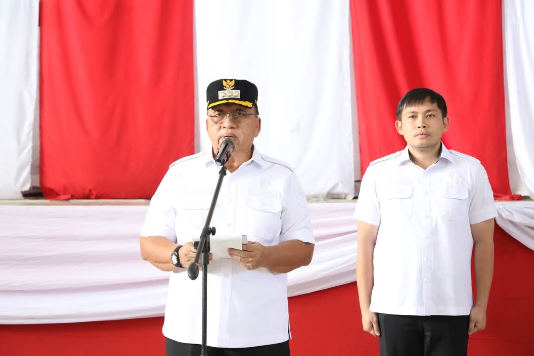 INGATKAN: Bupati Minahasa Robby Dondokambey memimpin apel kerja Pemkab Minahasa, turut ingatkan ASN terkait disiplin, Rabu (9/4/2025).