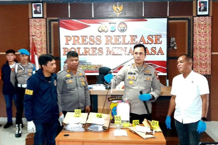 TEGAS: Kapolres Minahasa AKBP Steven Simbar saat konpres tegas menyebut bakal menseriusi masalah sajam dan miras, Rabu (9/4/2025).