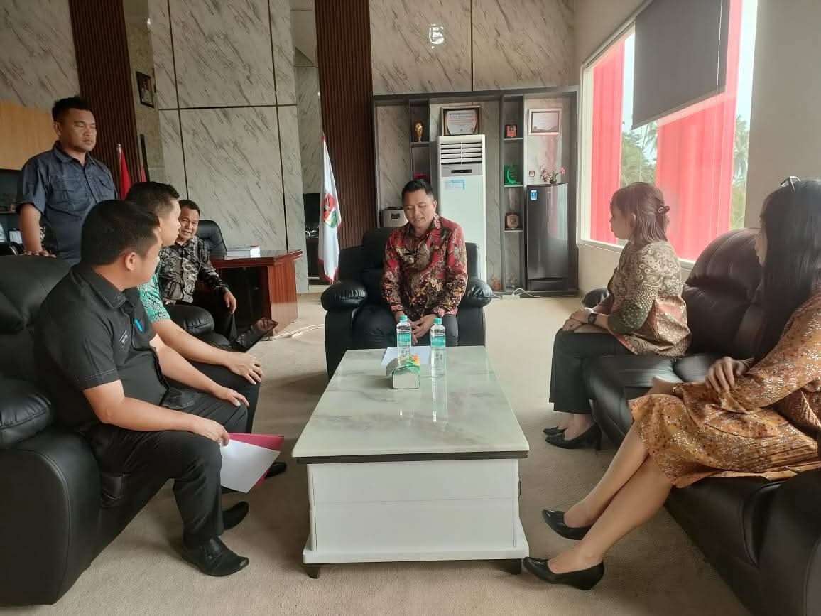 Jajaran Disnakertrans Mitra saat berdiskusi dengan Bupati Ronald Kandoli perihal program CPMI ke Jepang, Kamis (10/4/2025). Dok istimewa