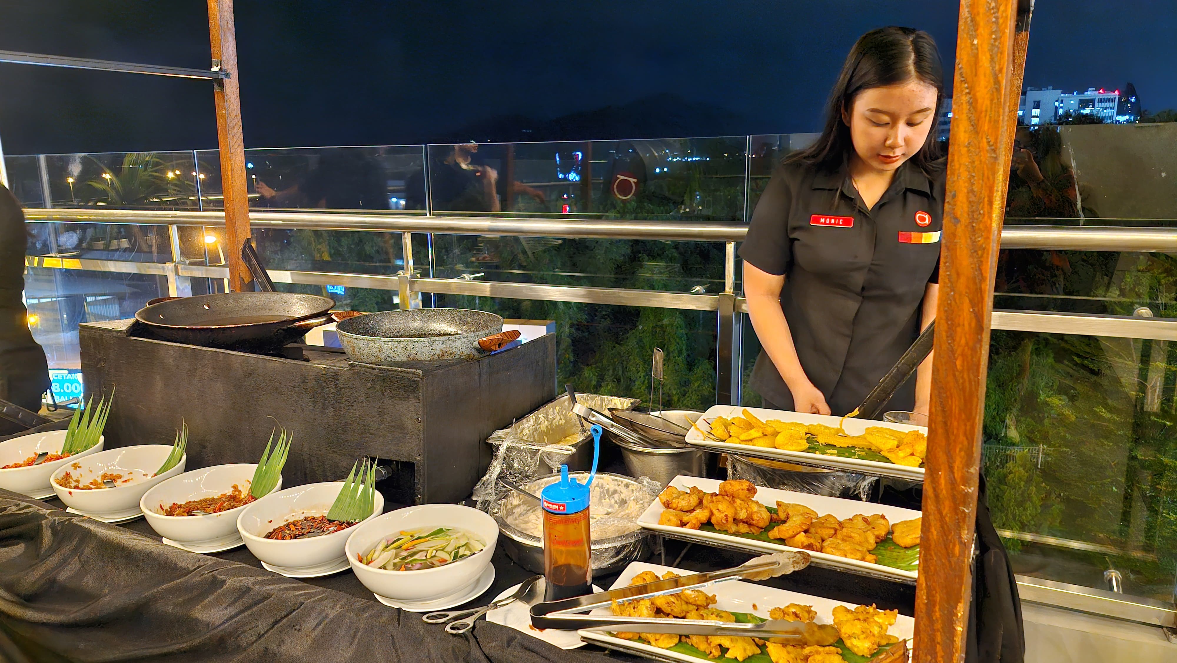 Selain Ikan yang fresh, BBQ Night Amaris juga menyediakan aneka gorengan.