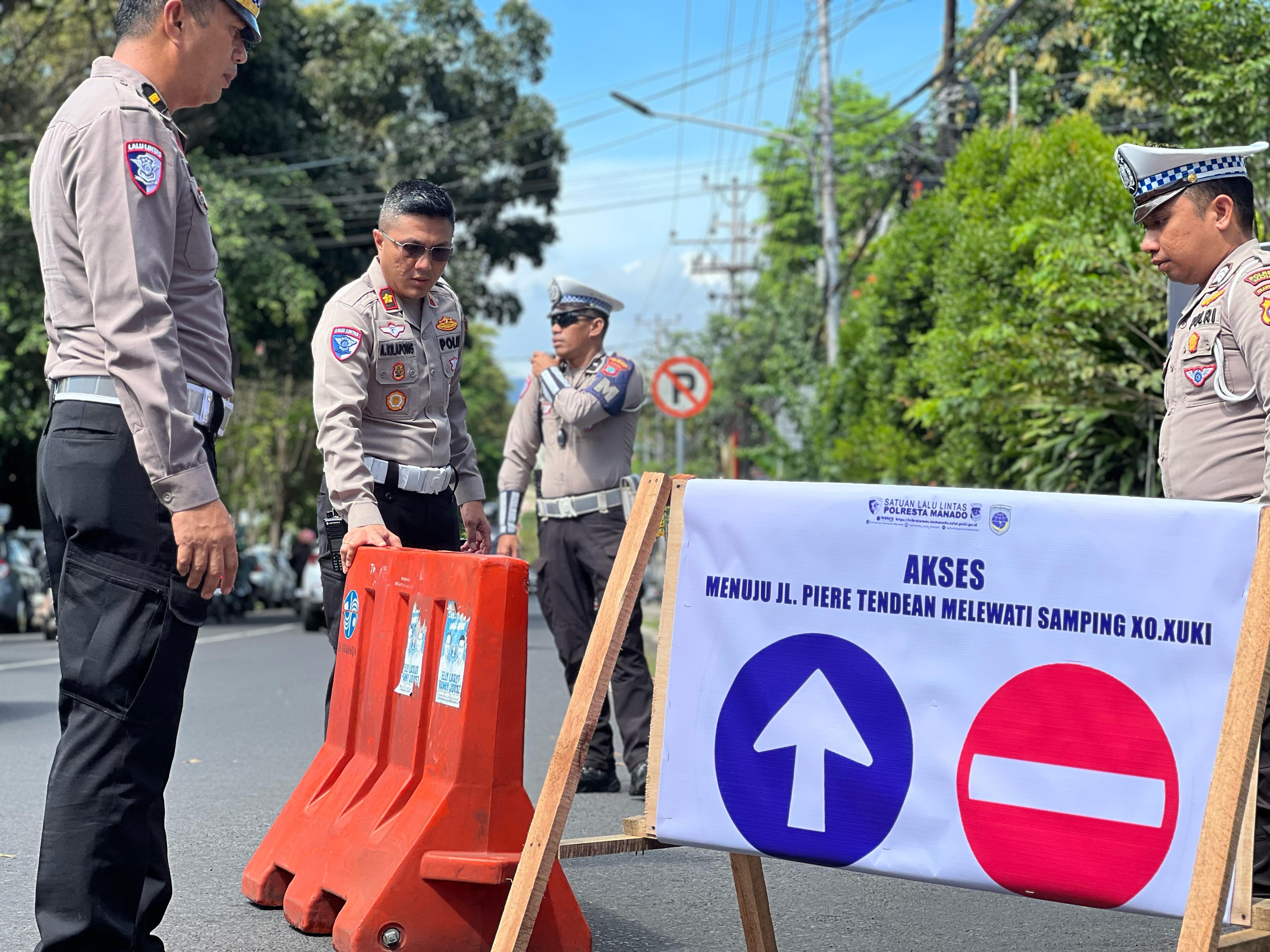 Kasatlantas Polresta Manado Kompol Andrew Kilapong, memimpin penerapan Rekayasa Lalulintas Jalan Ahmad Yani-Pierre Tendean, mulai Sabtu (12/04/2025)