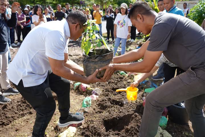 IVENT: Tampak Wakil Bupati Heronimus Makainas turut bersama OPD dan seluruh ASN dalam perlombaan menanam dan merapikan pekarangan halaman tiap kantor, Jumat (11/4/25).