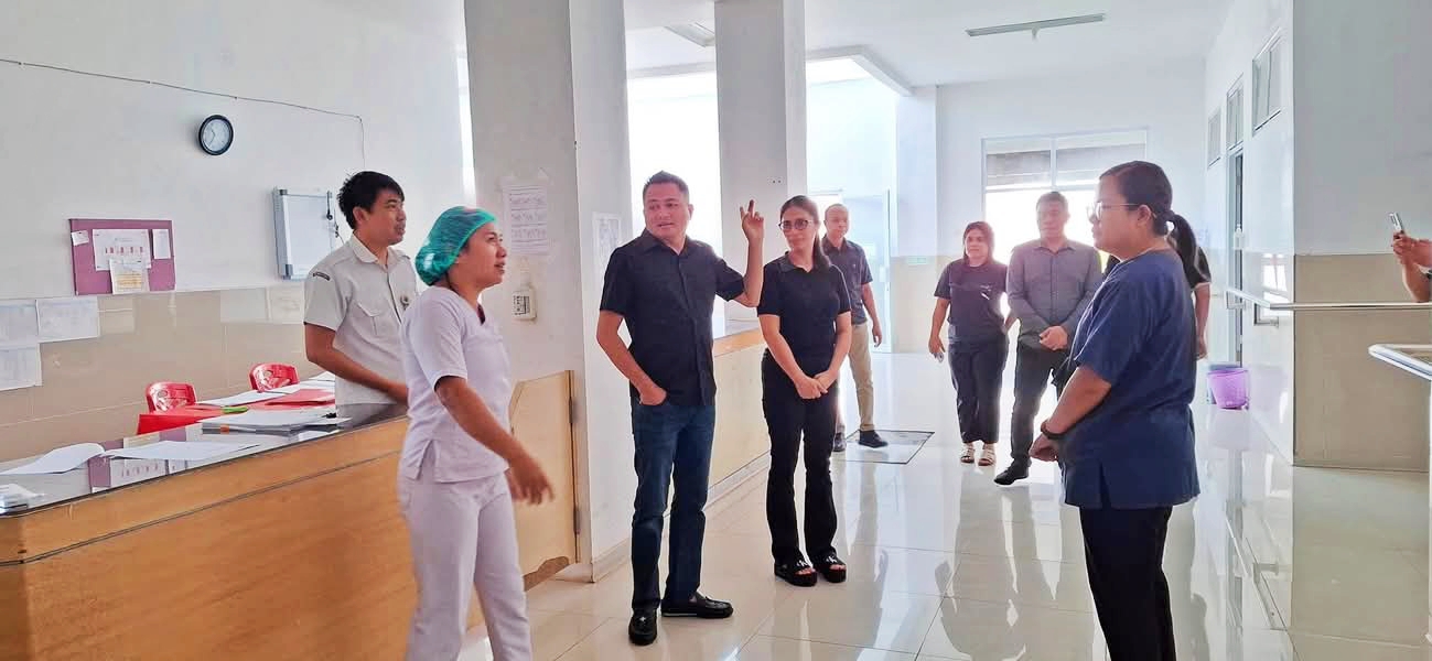 Bupati Ronald Kandoli dan Ketua TP-PKK Ny Stefa Kandoli-Antou saat meninjau layanan kesehatan di RSUD Mitra Sehat. Dok istimewa