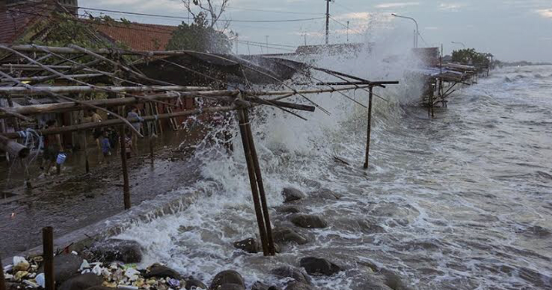 WASPADA: BMKG merilis daftar wilayah yang rawan banjir rob. Warga pesisir diminta bersiap.