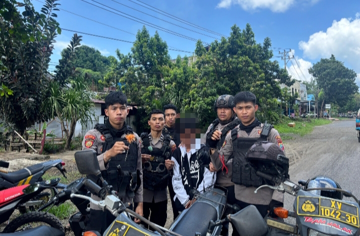 Tim Patroli Samapta Presisi Polres Bitung saat mengamankan seorang siswa yang kedapatan membawa panah wayer.(Dok Istimewa)