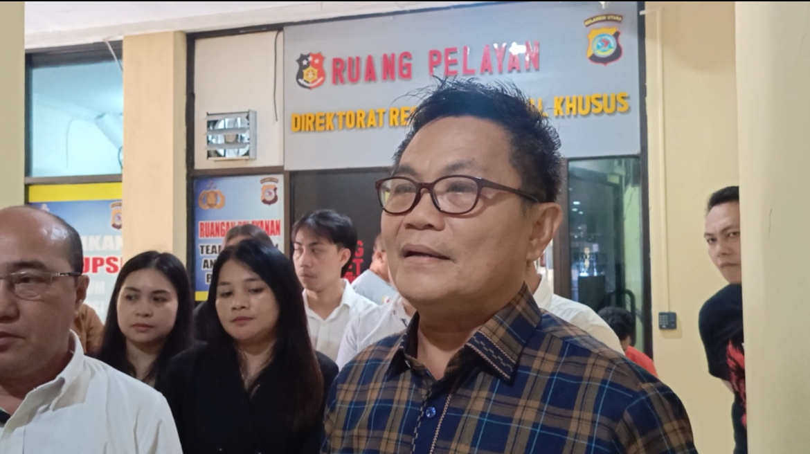 Kuasa Hukum dari Pdt Hein Arina, Notje Karamoy saat datangi Mapolda Sulut, Senin (14/04/2025).