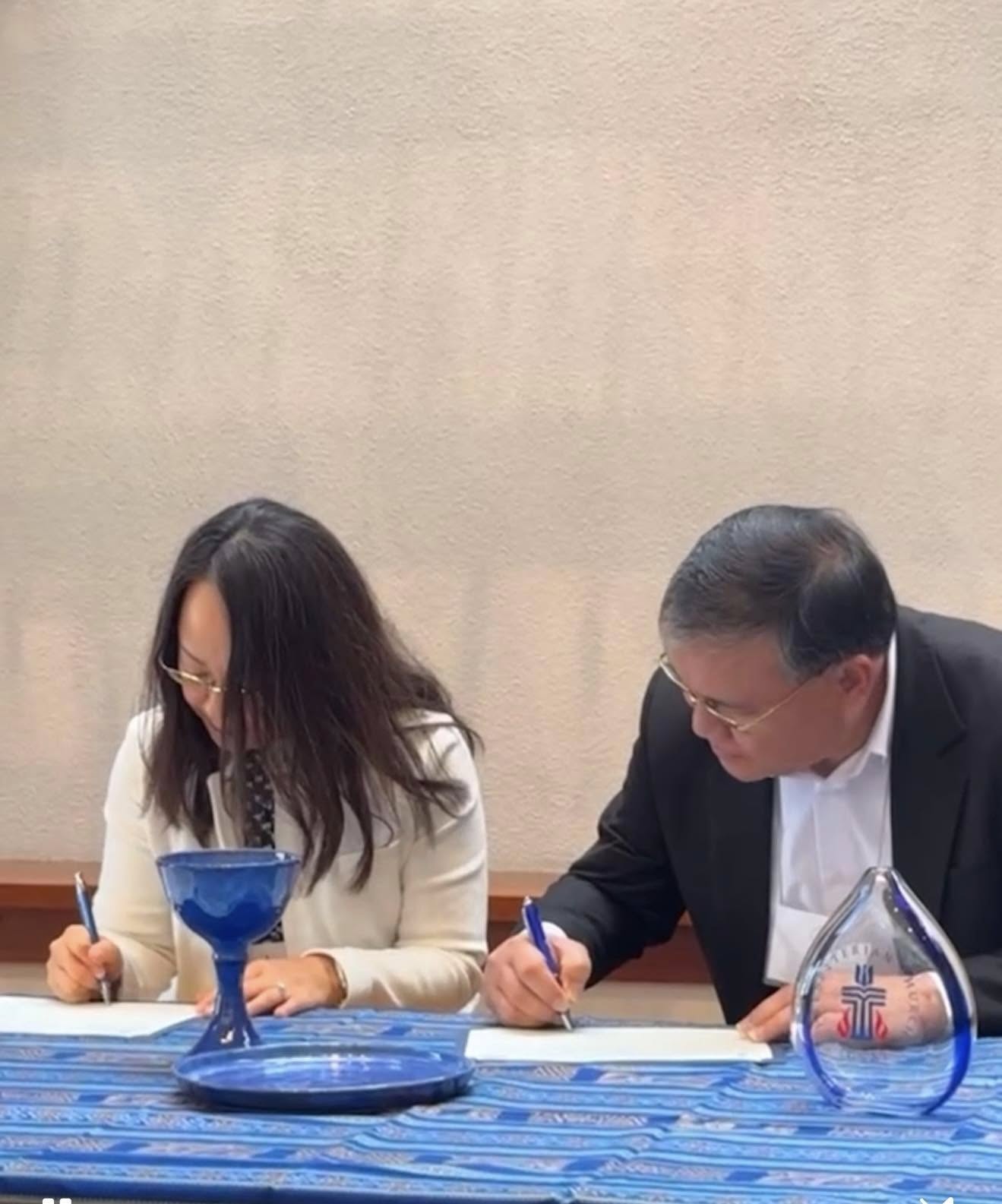 Ketua BPMS GMIM, Pdt. Hein Arina, T. HD, Menandatangani Kerjasama dengan Presbyterian Church - USA, Senin (14/4) di Amerika Serikat.