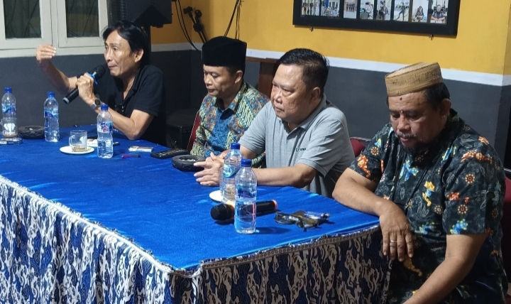Tali silaturahmi tercipta erat saat kuasa hukum keluarga Dokter Batuna menggelar halal bihalal bersama warga Girian Indah.(Dok Istimewa)