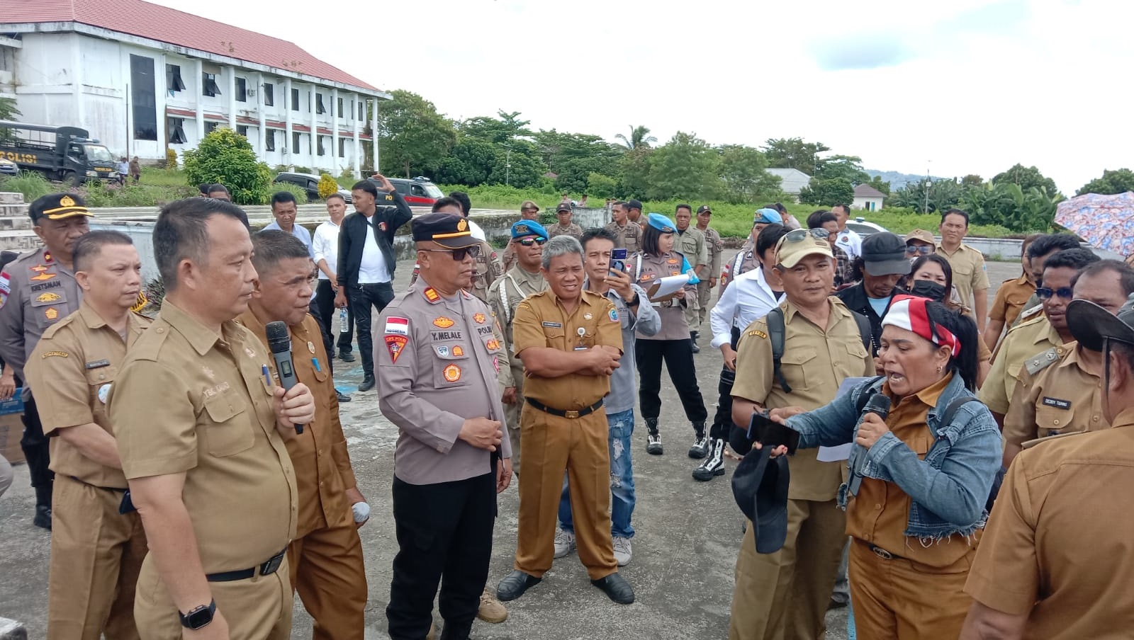 Sekkab Talaud Dr Yohanis Kamagi saat menerima langsung Aksi Masa di Kantor Bupati Kabupaten Kepulauan Talaud.