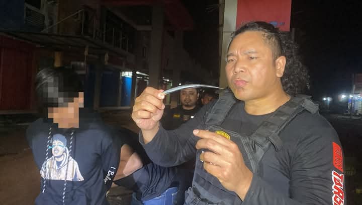 AIPDA Angky Koagow bersama tim saat mengamankan seorang anak muda yang kedapatan membawa sajam jenis pisau badik.(Dok Istimewa)