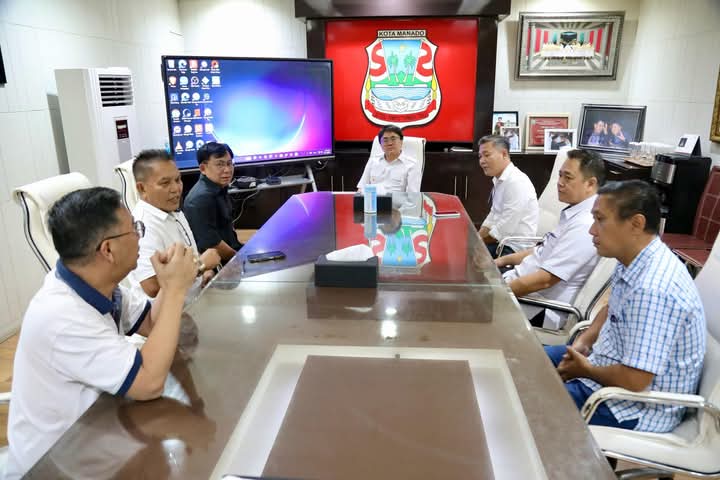 Wali Kota Manado menerima audiens panitia pelaksana Hari Buruh Sedunia di ruang kerja, Rabu (16/4).