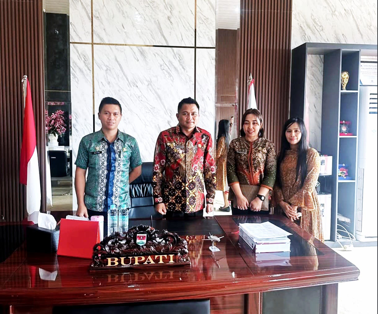 Jajaran Disnakertrans Mitra saat bersua dengan Bupati Ronald Kandoli membahas program CPMI ke Jepang, belum lama ini. Dok istimewa
