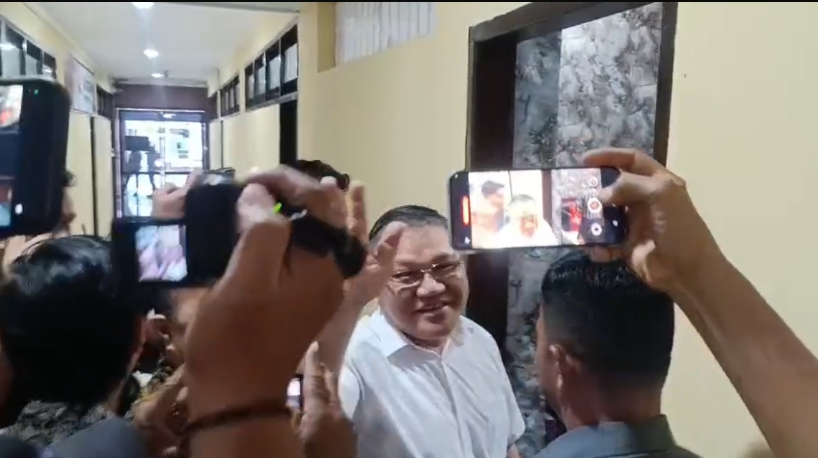 Pdt Hein Arina saat akan diperiksa di Polda Sulut