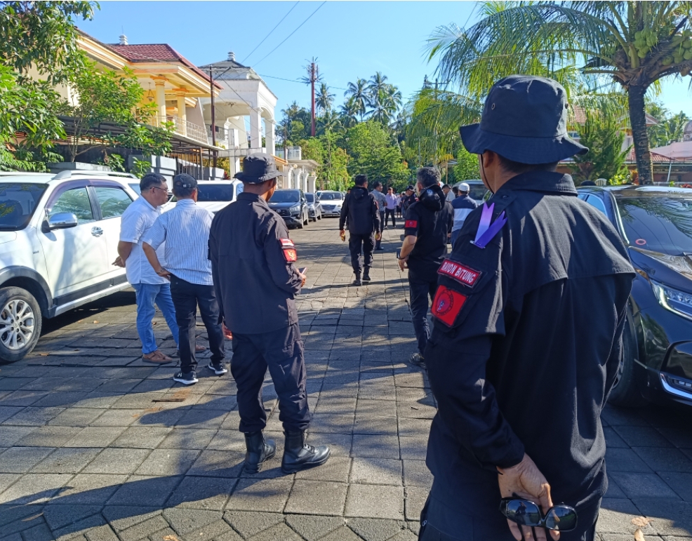 Suasana penjemputan Ketua BPMS Pdt Hein Arina ketika tiba di Manado.