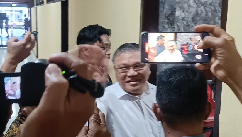 Sapaan Ketua BPMS GMIM Pdt Hein Arina saat tiba di Mapolda Sulut.
