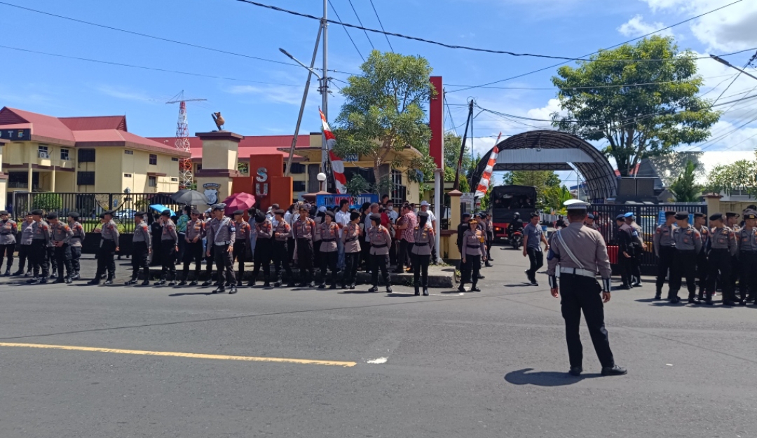 Aksi solidaritas di depan Mapolda Sulawesi Utara