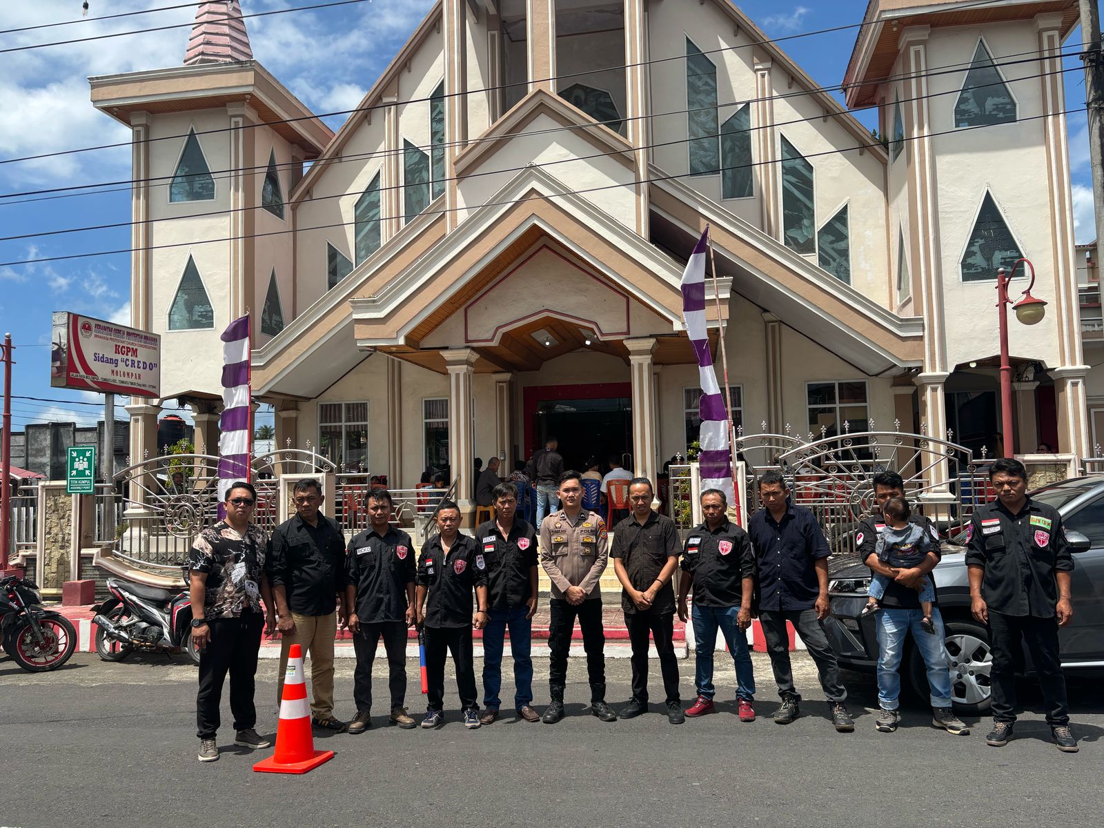 Sinergi personel Polres Mitra, bersama anggota Panji Yosua saat mengawal pelaksanaan Ibadah Jumat Agung. Dok istimewa