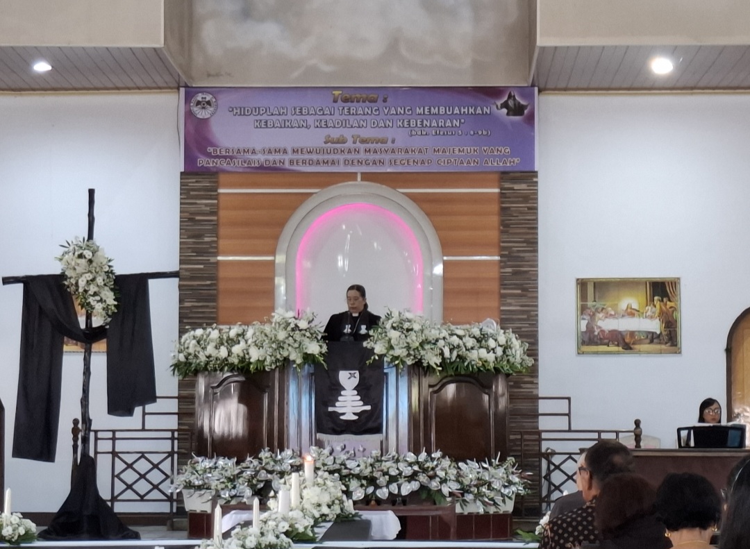 PIMPIN: Ketua BPMJ GMIM Imanuel Kamangta Pdt Deysi Kandouw Dengah STh memimpin Ibadah Jumat Agung, Jumat (18/4/2025).