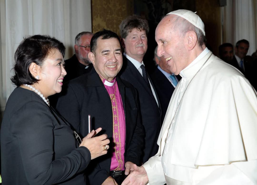 PEMIMPIN UMAT: Paus Fransiskus, pemimpin Gereja Katolik Roma semasa hidup bersama Tokoh Besar Umat Kristiani di Indonesia yang juga Gembala GBI Glow Fellowship Centre Pdt Dr Gilbert Lumoindong.