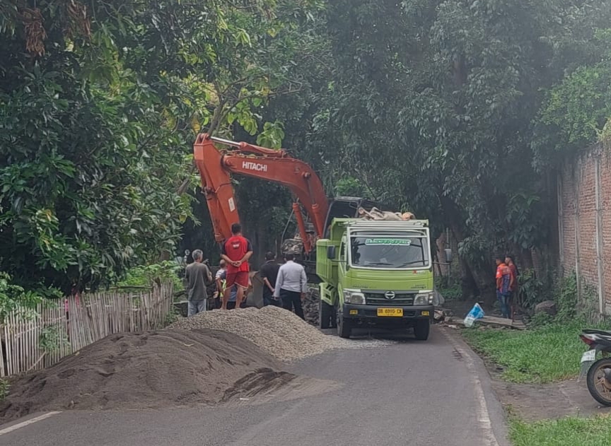 Pemkot Bitung melakukan perbaikan jalan di kompleks Leoni, Kelurahan Wangurer, Kecamatan Girian.(Dok Istimewa)