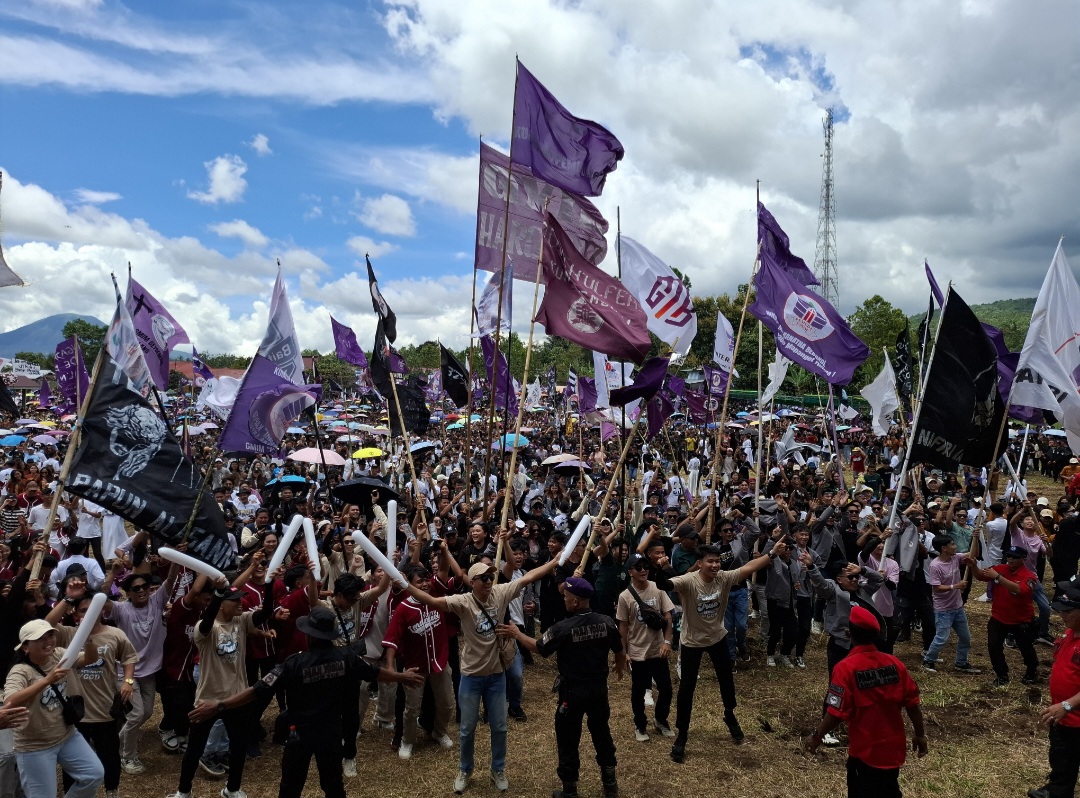 PENUH SEMANGAT: Nampak Pemuda GMIM begitu semangat dalam Selebrasi Paskah yang digelar di Gelora Kuntung, Sonder Senin (21/4/2025). Foto/Lerby MP