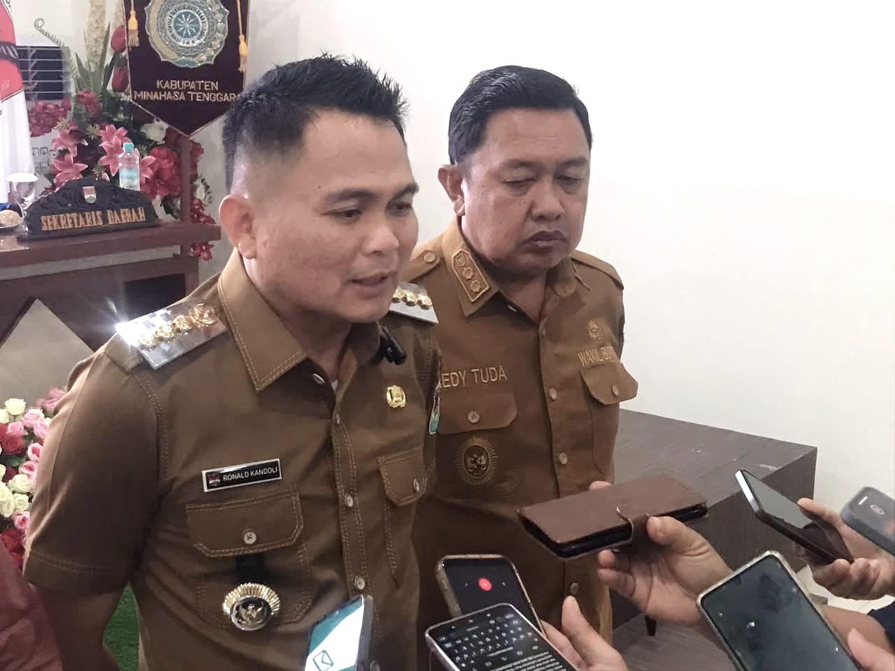 Bupati Ronald Kandoli dan Wabup Fredy Tuda saat diwawancarai awak media usai gelaran Sosialisasi Program Percontohan Kabupaten/Kota Anti Korupsi. Dok istimewa