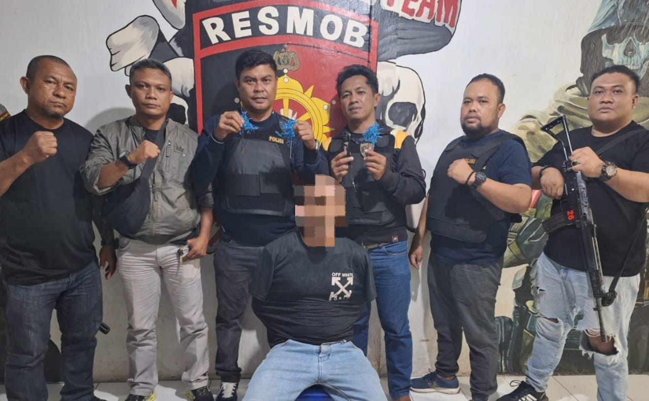 Residivis yang melakukan pengancaman terhadap warga Perum Mandiri Kelurahan Danowudu ditangkap Tim Resmob Polres Bitung.(Dok Istimewa)
