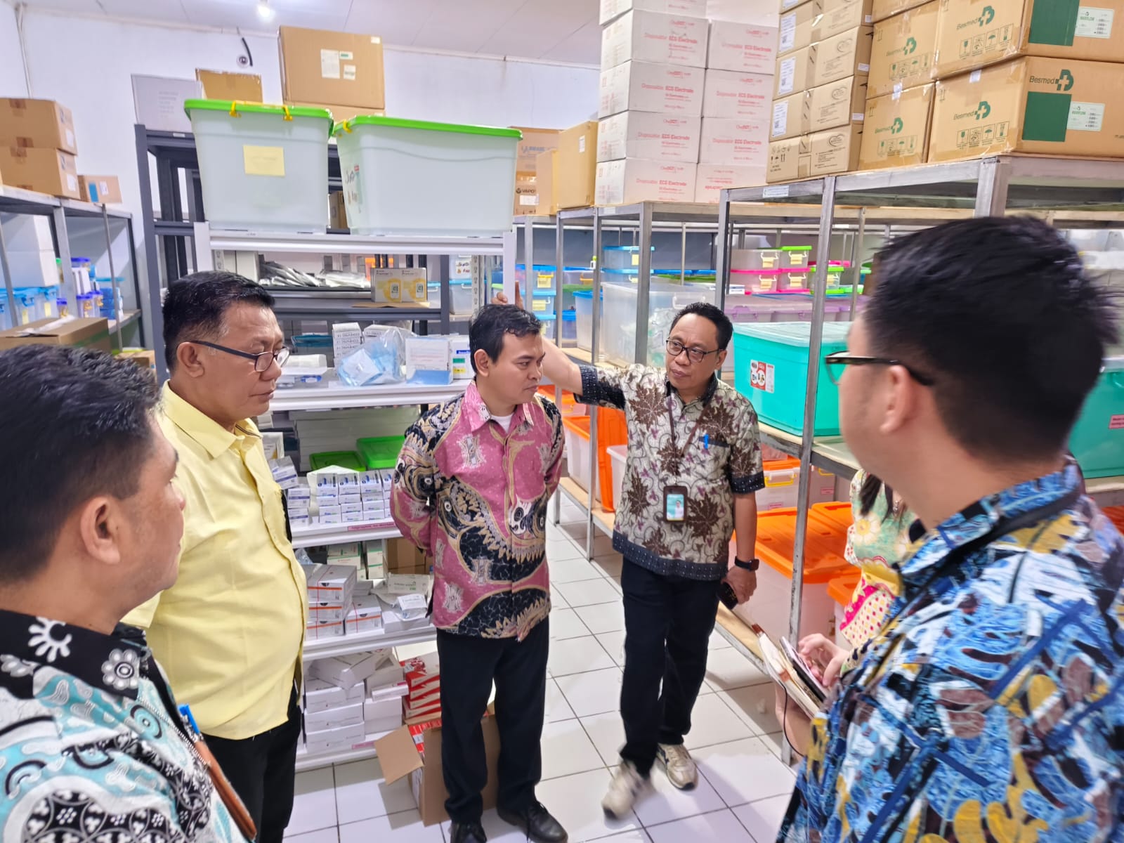 Plh Direktur Utama Ns Suwandi Luneto I Luneto bersama jajarannya, mengecek ketersediaan alat kesehatan serta obat-obatan di gudang farmasi.