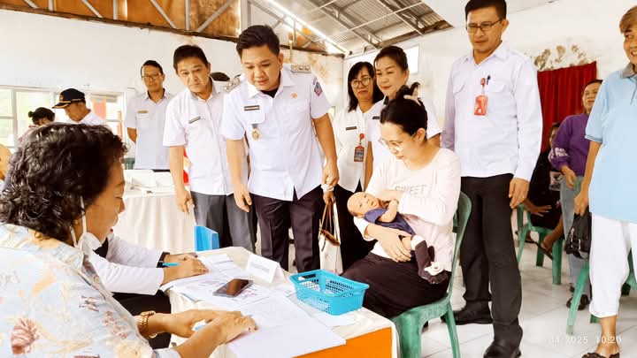 Wakil Wali Kota Bitung Randito Maringka meninjau Posyandu di Aula Kantor Kelurahan Pakadoodan.(Dok Istimewa)