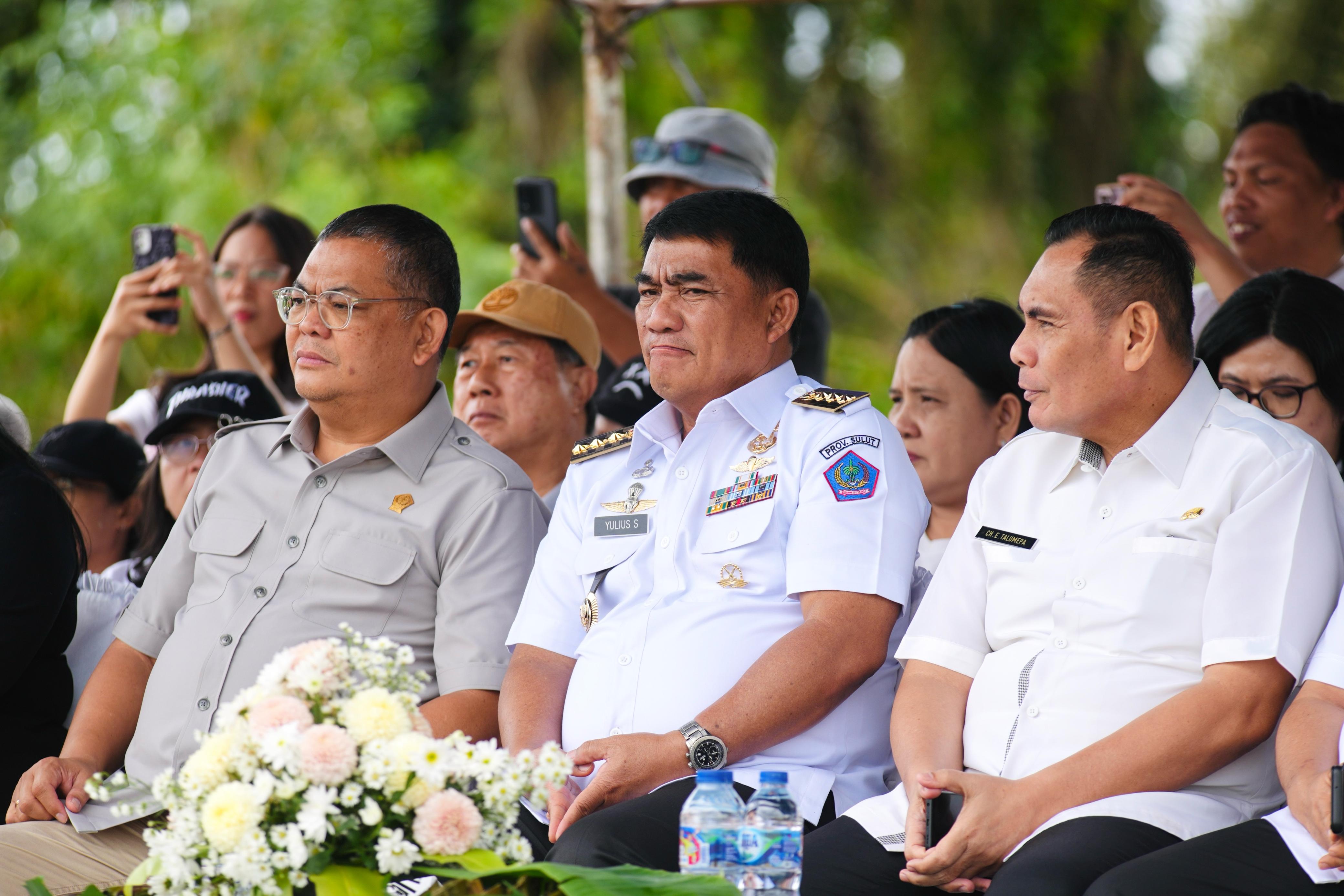 KERJA KERAS: Gubernur Sulut Yulius Selvanus yang didampingi Ketua Fraksi Gerindra DPRD Sulut Louis Carl Schramm saat mengikuti kegiatan panen dan berdialog dengan masyarakat di Minahasa.