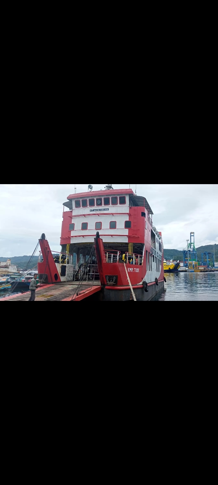 Masyarakat Pulau Lembeh desak agar KMP Tude dioperasikan.(Franky Sumaraw/MP)