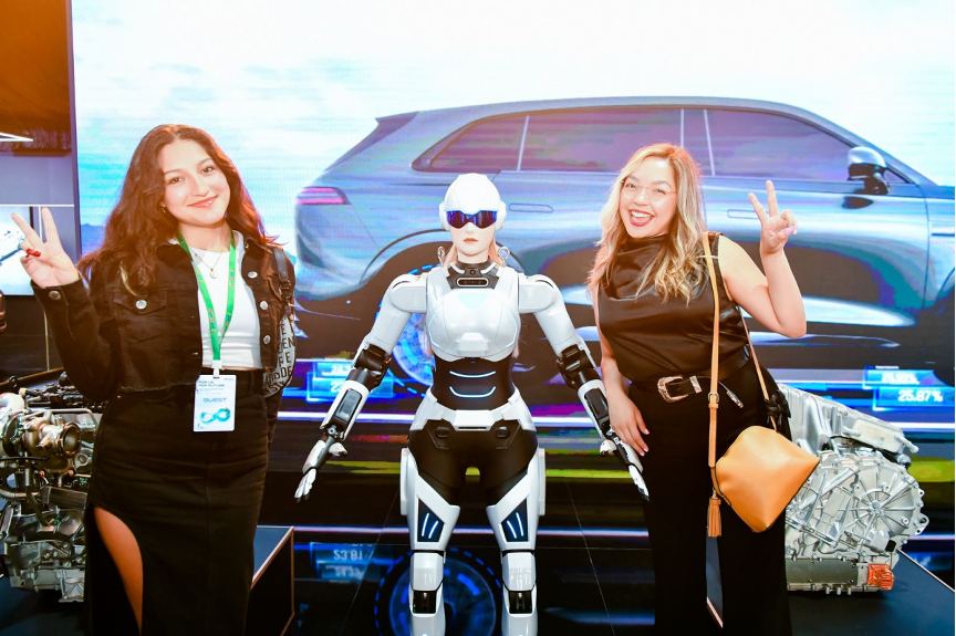 Robot AiMOGA Tampil Memukau Sebagai Asisten Cerdas di Chery 4S Store Malaysia