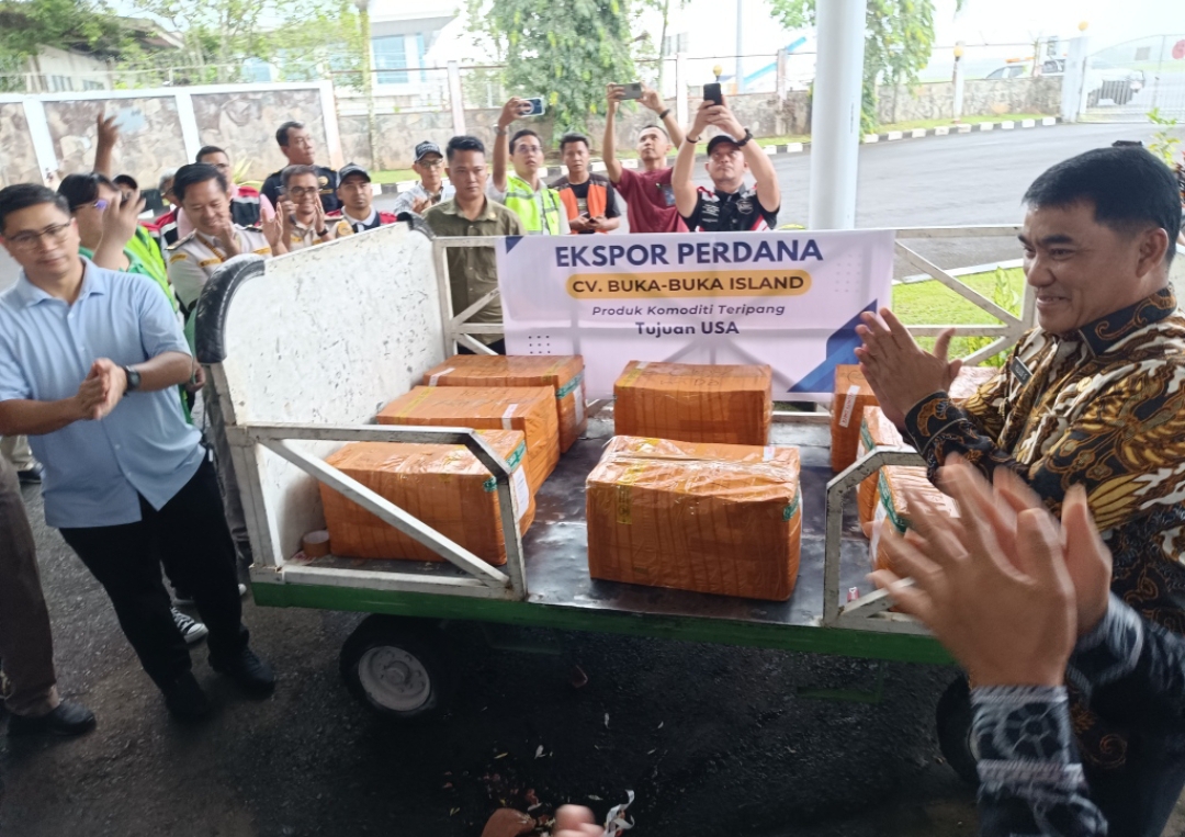Gubernur Sulawesi Utara melepas langsung ekspor perdana teripang dari bandara Sam Ratulangi Manado, akhir pekan lalu.