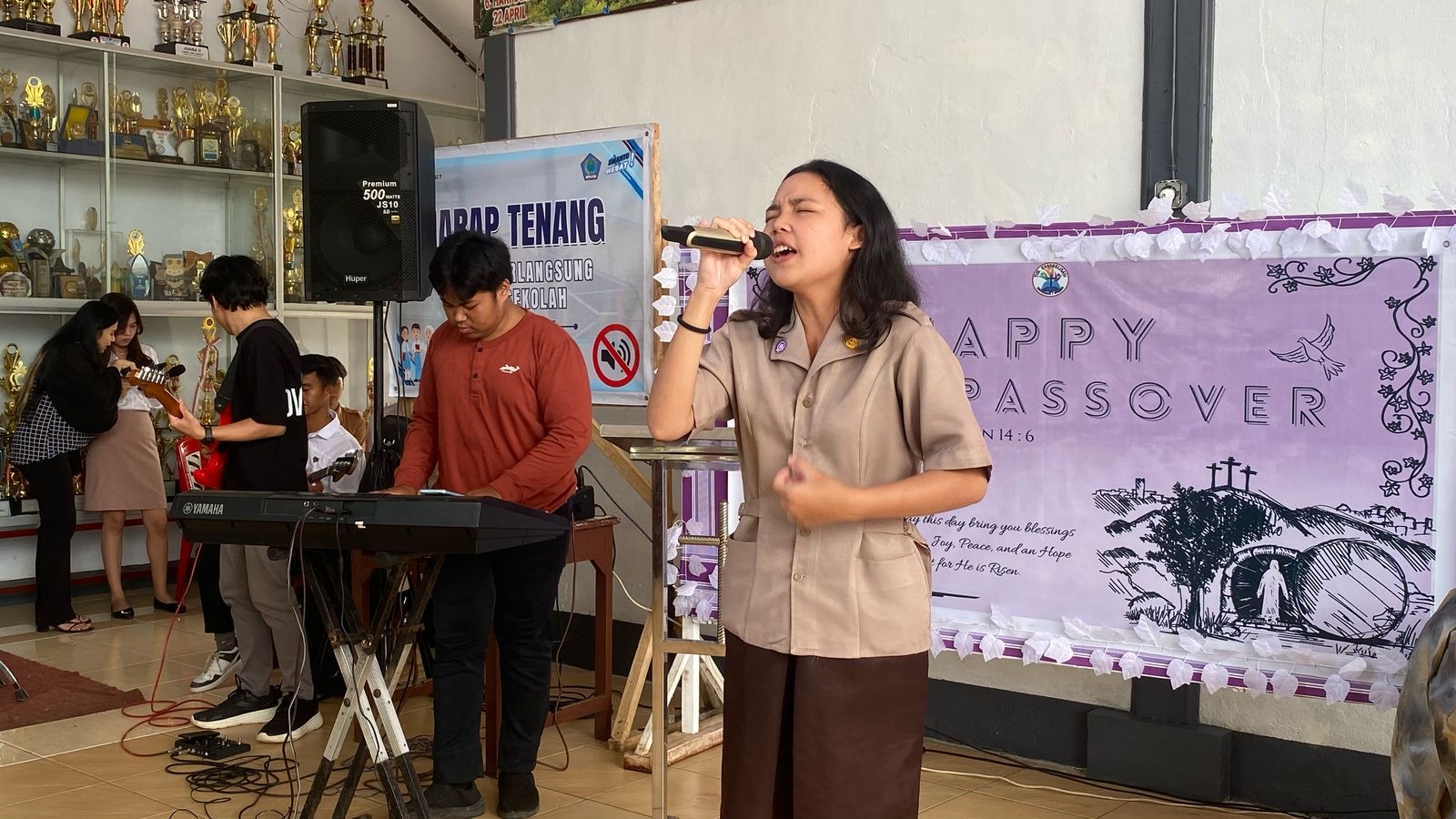 Penampilan band SMA Negeri 7 Manado saat roadshow Xpresi Party