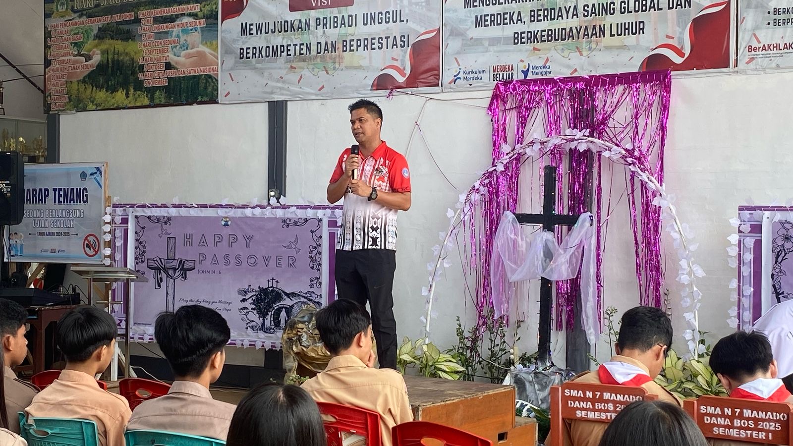 Wakil Kepala SMA Negeri 7 Manado Andika Lontoh saat membawakan sambutan di roadshow Xpresi Party 2025