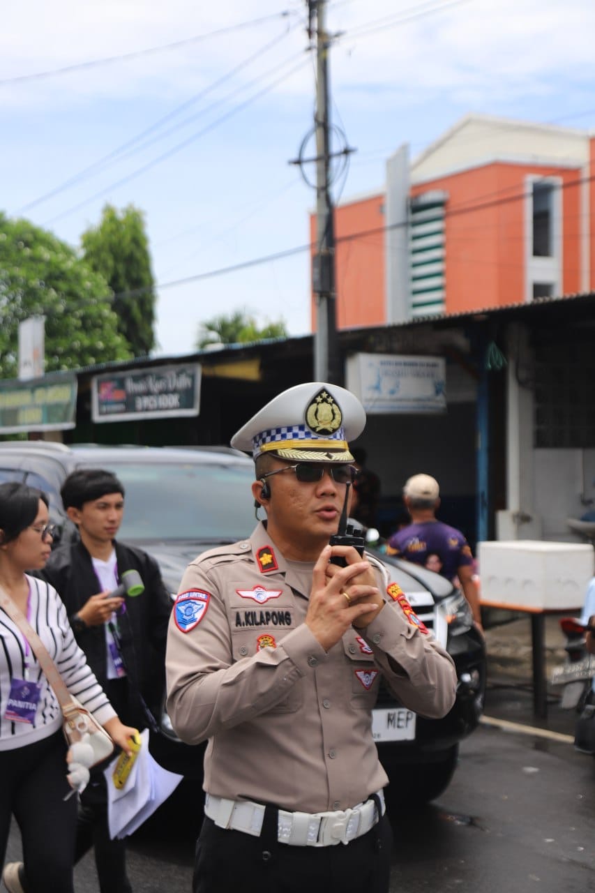 Kasatlantas Polresta Manado Kompol Andrew Kilapong turun langsung mengawal rekayasa lalulintas saat prosesi Selebrasi Paskah Remaja Sinode GMIM Tahun 2025