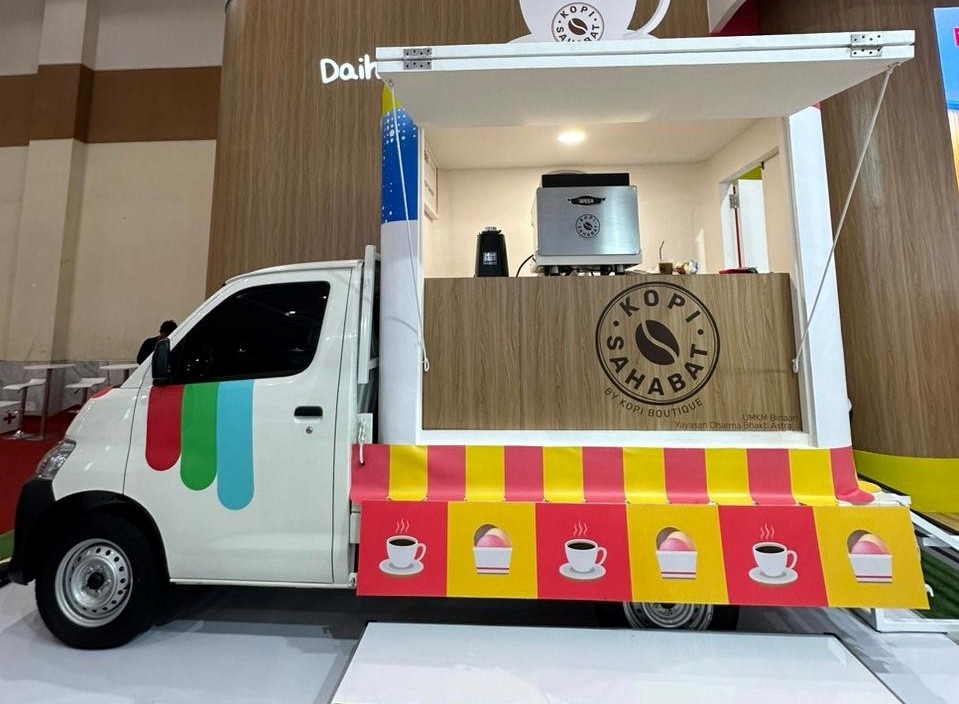 Daihatsu Gran Max dimodifikasi menjadi Coffee Cafe