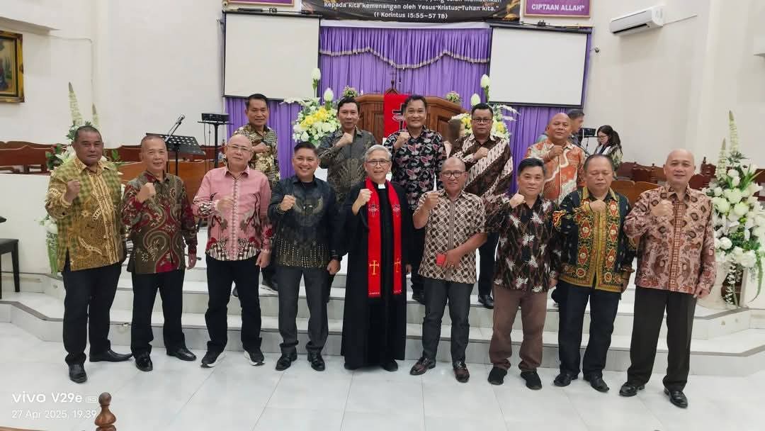SUKACITA MELAYANI: Panitia Lomba Baca Mazmur Wilayah Manado Selatan dilantik di Gedung Gereja GMIM Bethesda Manado, Minggu (27/04/25).