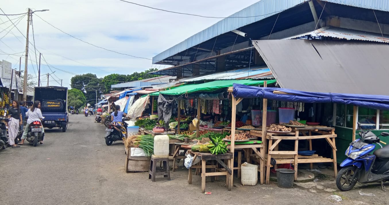 Nampak hampir setengah badan jalan di Pasar Sagerat sudah digunakan pedagang untuk berjualan.(Franky Sumaraw/MP)